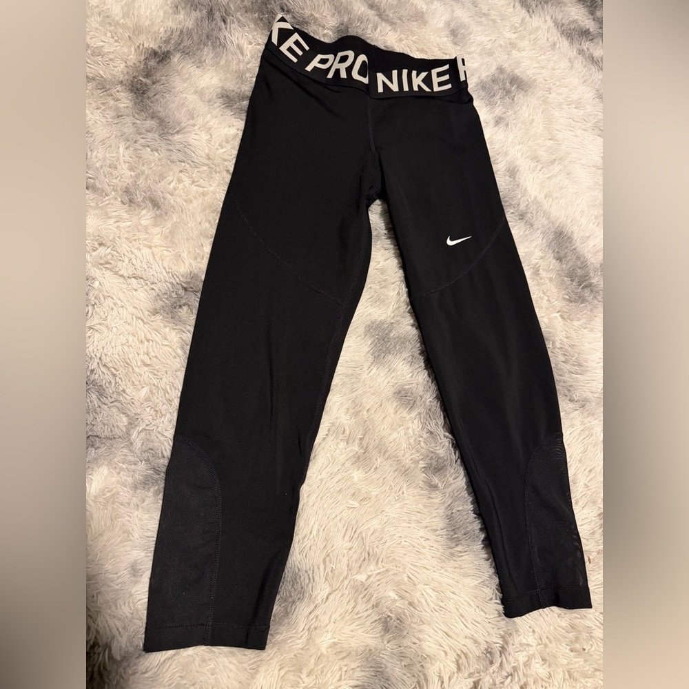 Like new Nike pro Black Active Leggings with mesh women’s size M